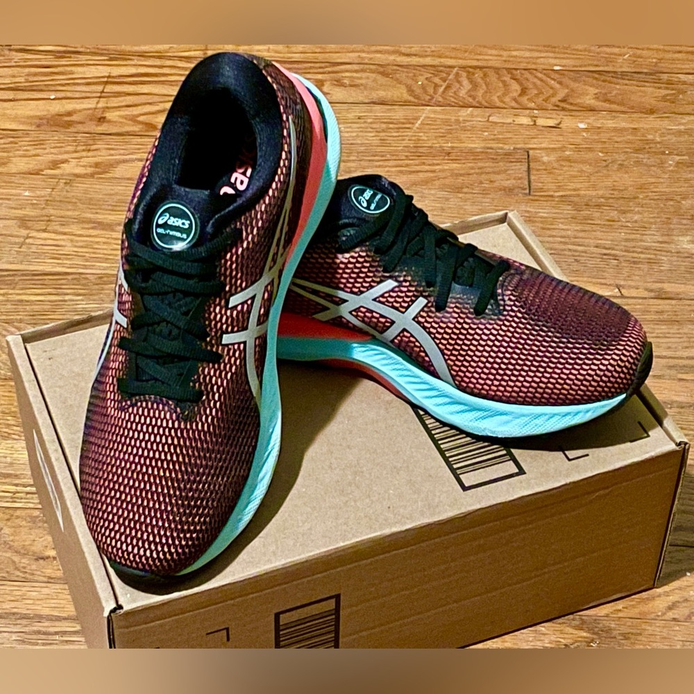 Women's 9.5 Asics Gel-Nimbus 23 Liteshow running shoes, lightly worn
